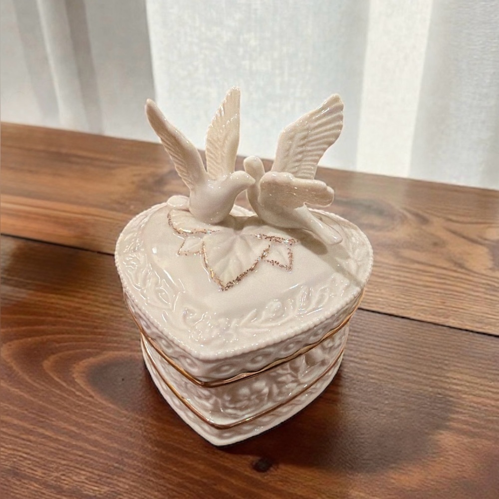 ✨🤍 LENOX Wings of Love Trinket Box Heart Shaped w/ Doves Figurines Romantic 🤍✨